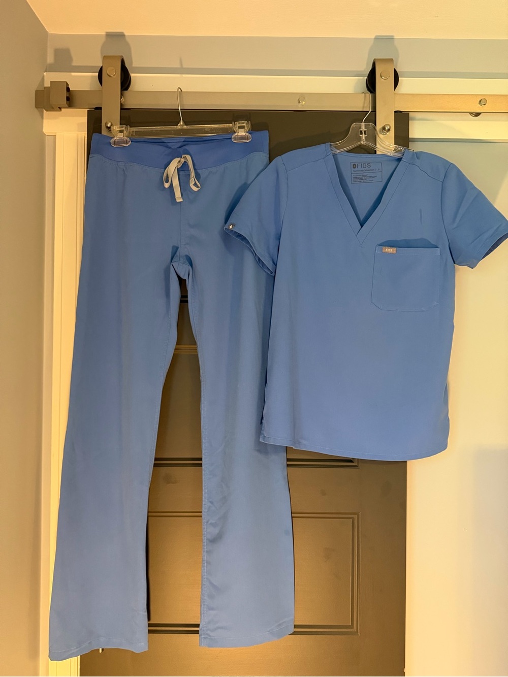 Figs Women’s CEIL BLUE scrub top size small and pants size small tall!